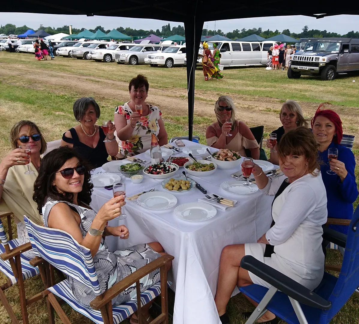 Women that arrived at the races in style